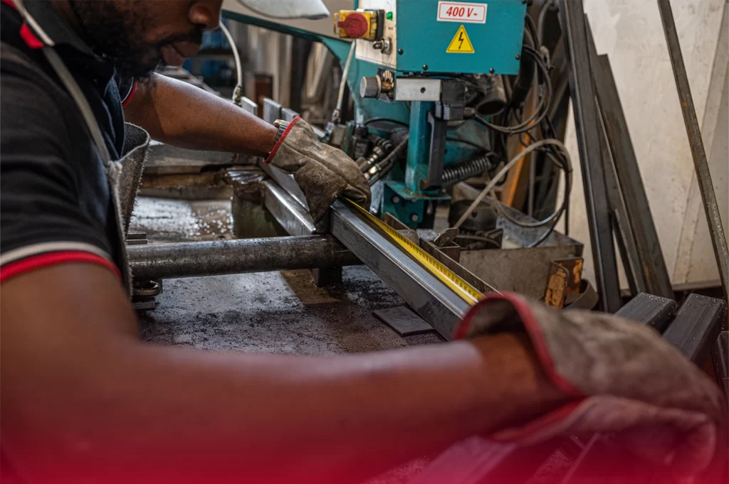 Carpenteria metallica per l’edilizia - team al lavoro in officina