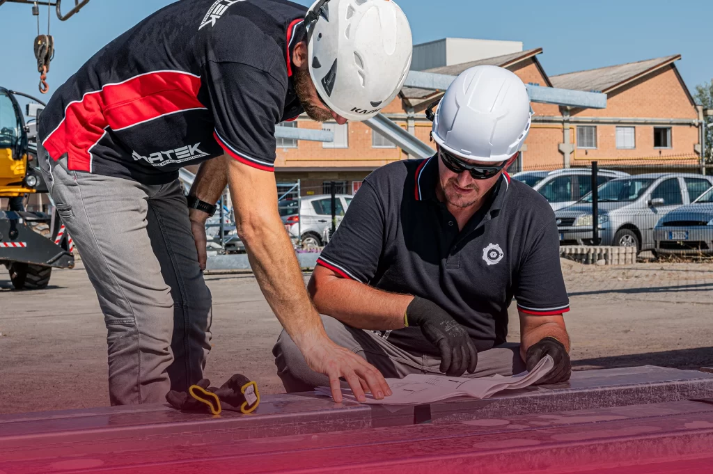 Carpenteria metallica per l’edilizia - team al lavoro in cantiere