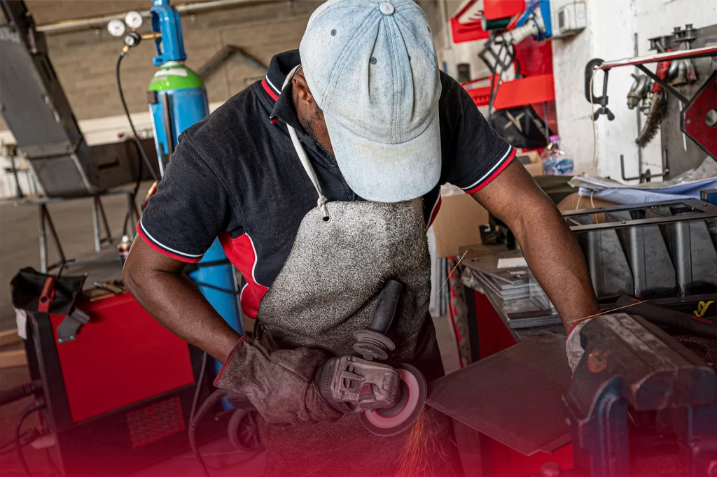 Carpenteria metallica per trasportatori industriali - lavoro in officina